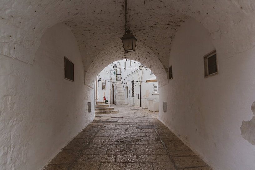 Blick durch Cisternino, Apulien von MDRN HOME