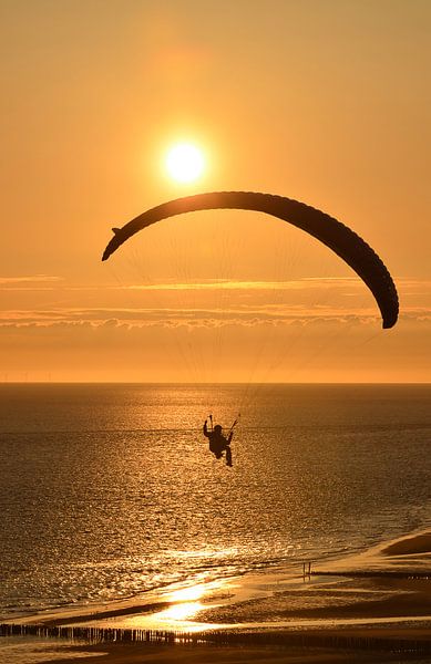 Parapending on the beach of Zoutelande in the Netherlands by Tonko Oosterink
