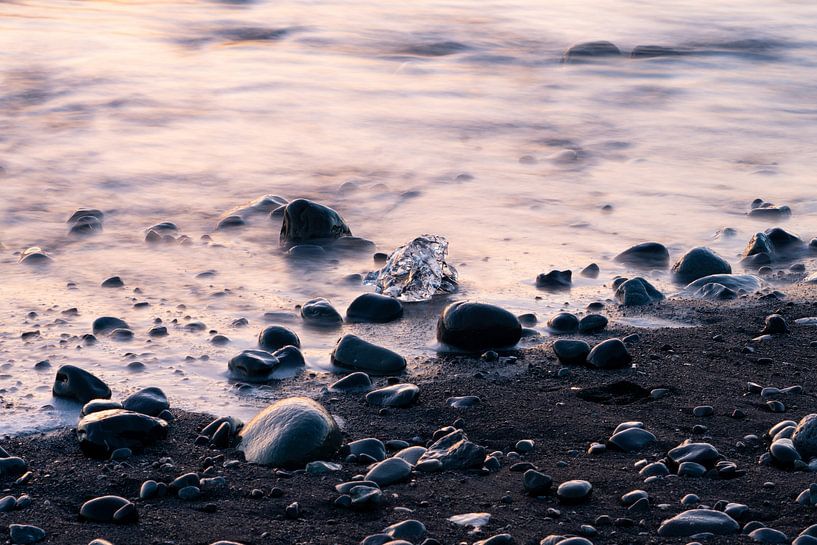 Eisstück am Strand von Bastis Photos