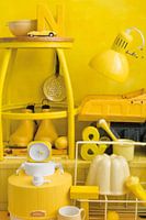 Foto van een stilleven met retro/vintage spulletjes in geel.