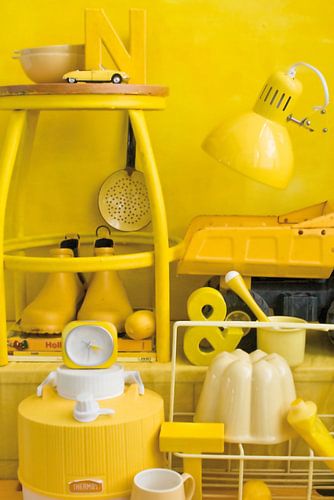 Image d'une nature morte avec des trucs rétro/vintage en jaune.