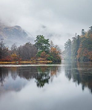 Herfst gespiegeld in Loch Trool in Schotland van Michel Seelen