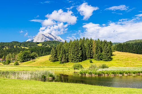 Landschap met meer en Wettergebergte bij Mittenwald in Beieren