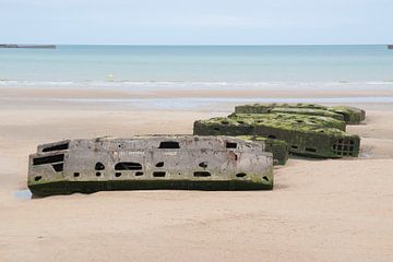 Pontons op het strand bij Arromanches, Frankrijk.