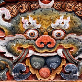 Relief eines Dämons in Bhutan von Theo Molenaar