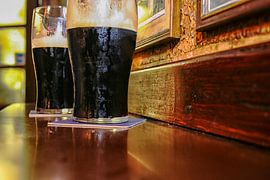 Zwei Gläser Guiness-Bier in einer Bar in Dublin von Patricia Hofmeester