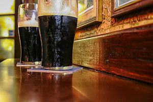 Zwei Gläser Guiness-Bier in einer Bar in Dublin