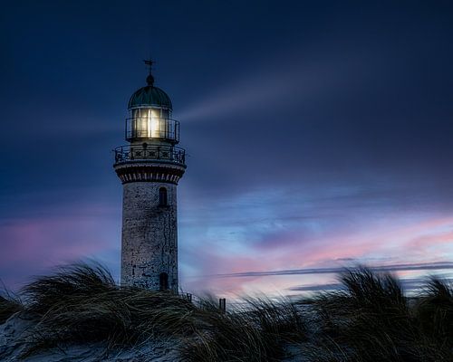 Vuurtoren van Warnemünde bij schemering