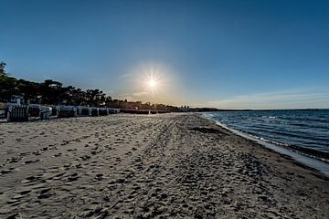Panorama bij zonsondergang Strandstoelen op het strand in Binz