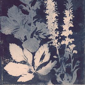 Blauer botanischer Druck - poetische Naturstudie in Licht und Schatten von But First Framing