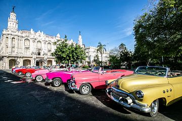 Gran theater in Havana met een rij gekleurde autos