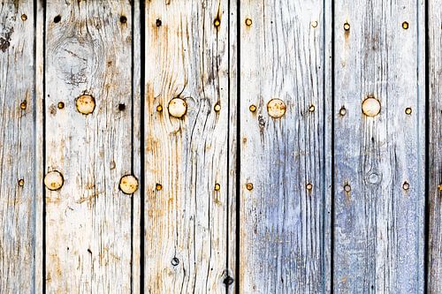 Une porte en bois blanc altérée par les intempéries à Buis de Baronie en France