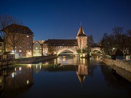 Neurenberg - Pegnitz stuw, Kettensteg en Schlayer toren bij nacht van t.ART