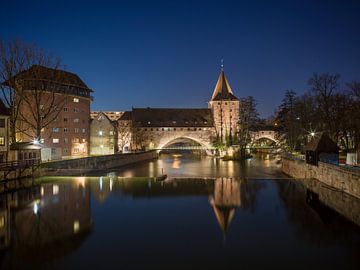 Nürnberg - Pegnitzwehr, Kettensteg und Schlayerturm bei Nacht