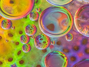 Gouttelettes d'huile sur l'eau