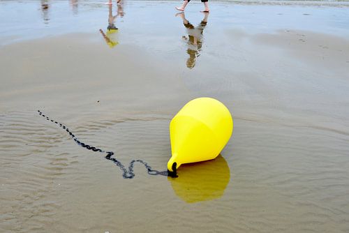 Gele boei op het strand van Lilly Wonderz