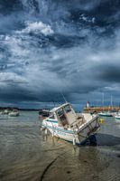 De haven van Erquy-Bretagne-Frankrijk bij eb