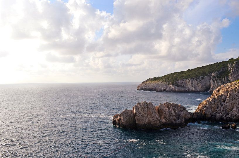 Côte de l'Île de Capri par la Mer Tyrrhénienne - Photographie de Paysage par Carolina Reina Photography