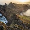 Das Erwachen des Abgrunds – Sonnenaufgang an den Klippen Klippen von Ponta de São Lourenço von Steffen Peters