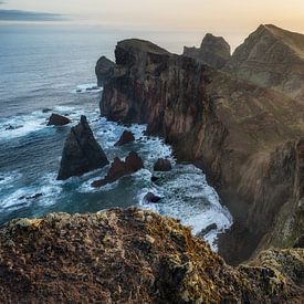 Das Erwachen des Abgrunds – Sonnenaufgang an den Klippen Klippen von Ponta de São Lourenço von Steffen Peters
