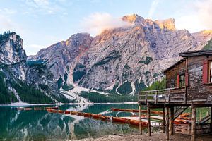 Bateaux dérivant doucement sur les eaux turquoise du lac Pragser Wildsee