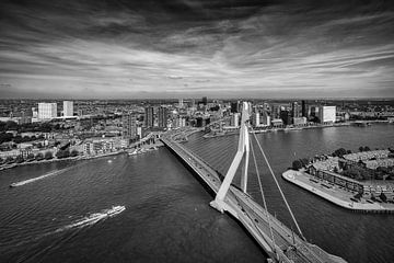 Zwartwit beeld van de skyline van Rotterdam vanuit de lucht met de Erasmus over de maas van Jolanda Aalbers