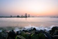 Golfslag aan de rivier de Lek