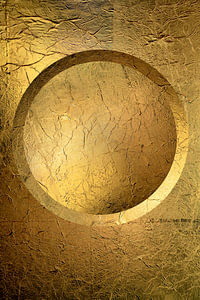 Runde Kugel in Gold. Minimalismus. 4