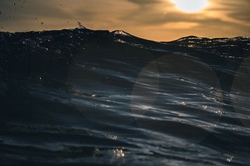 Welle gegen Glas von Björn van den Berg