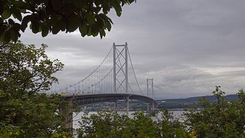 Queensferry Crossing en Forth Road Bridge bij Edinburgh