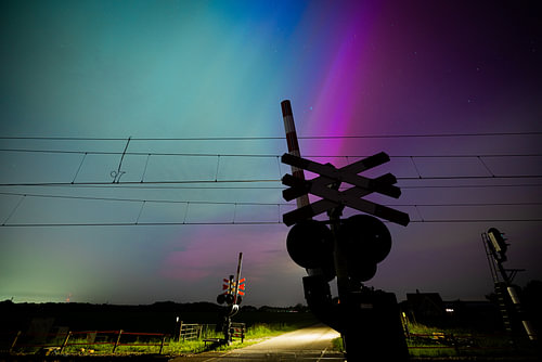 Noorderlicht boven het spoor bij Zwolle