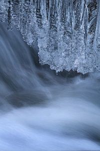 Eau qui coule et cristaux de glace le long d'une petite rivière en Norvège sur Jos Pannekoek