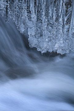 Stromend water en ijskristallen langs een riviertje in Noorwegen van Jos Pannekoek