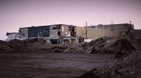 Verlaten fabriek met paarse avondlucht  van Wijnand Groenen thumbnail
