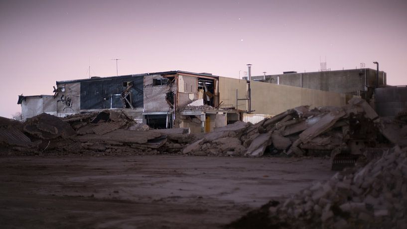Verlaten fabriek met paarse avondlucht  von Wijnand Groenen