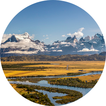 Cerro Torre met Rio Serrano in de ochtend, Torres del Paine Nationaal Park, Chili