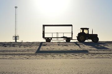 Tractor op De Zandmotor voor de kust van Ter Heijde van Linda van der Zande