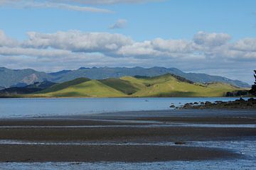 Montagnes au bord de la mer