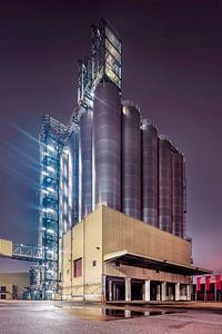 Scène van de nacht met een cilindrische silo's op industrieel gebouw, Antwerpen 2 van Tony Vingerhoets