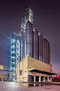 Scène van de nacht met een cilindrische silo's op industrieel gebouw, Antwerpen 2 van Tony Vingerhoets thumbnail
