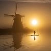 SUP-per dans un lever de soleil brumeux à Kinderdijk sur Frank Laurens