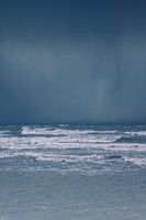 regen boven zee