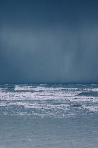 regen boven zee