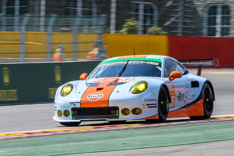 Ein Porsche 911 RSR GTE Rennwagen fährt in Spa Francorchamps. von Sjoerd van der Wal Fotografie