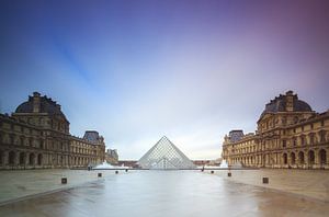 Louvre Parijs op een regenachtige dag van Dennis van de Water