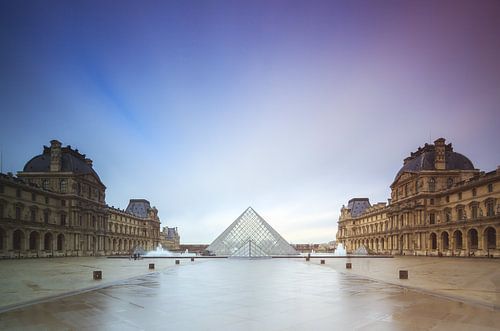Louvre Parijs op een regenachtige dag