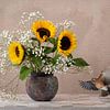 Stilleven met Zonnebloemen en Vogel van Cindy Dominika