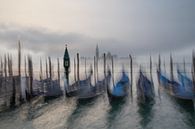 Gondoles dans la brume matinale de Venise par t.ART Aperçu