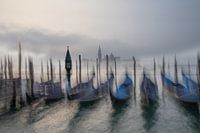 Gondels in de ochtendmist van Venetië