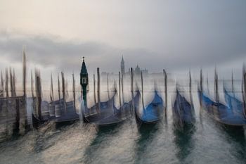Gondeln im Morgennebel von Venedig